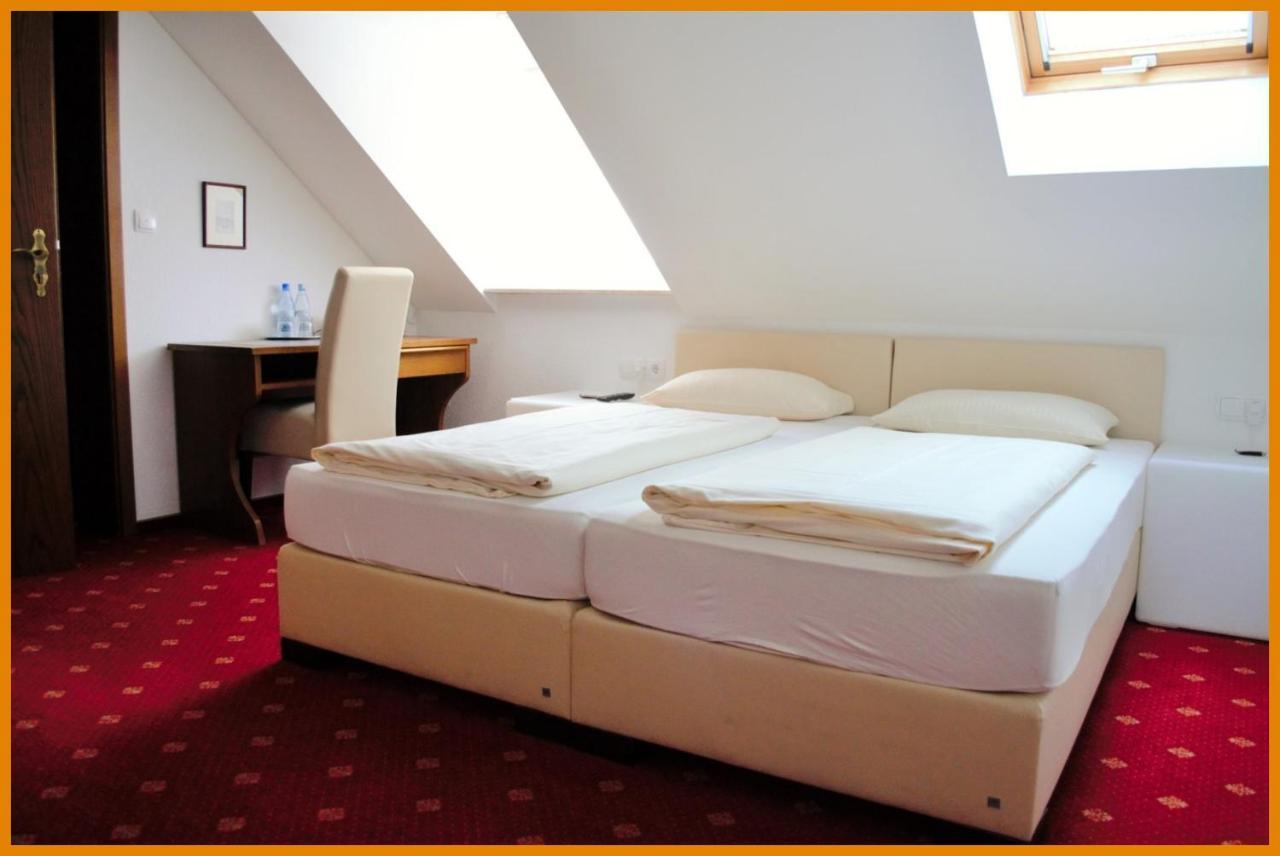 Hotel-Garni 'Zum Weinkrug' Sommerhausen Luaran gambar