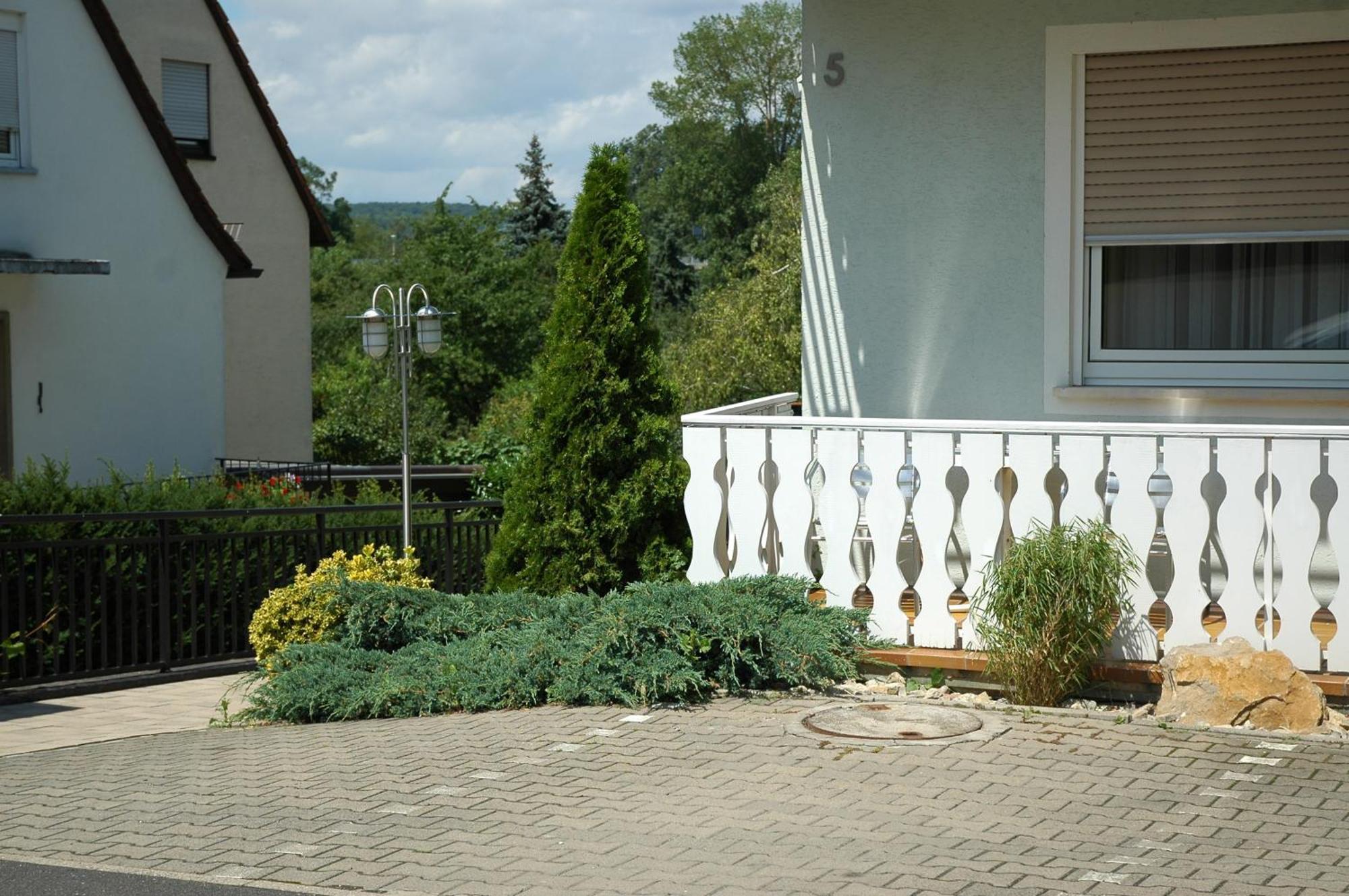 Hotel-Garni 'Zum Weinkrug' Sommerhausen Luaran gambar